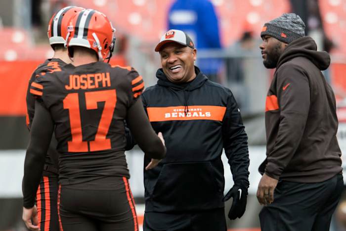 Former Browns head coach Hue Jackson (center) talks with Browns kicker Greg Joseph (17) and punter Britton Colquitt (4) before a 2018 game.